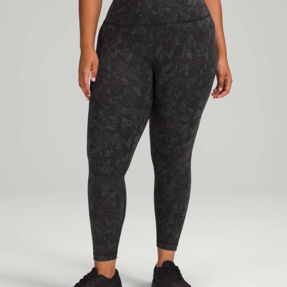 Lululemon Wonder Train High Rise Legging Tight 25" Size 10 -- Camo